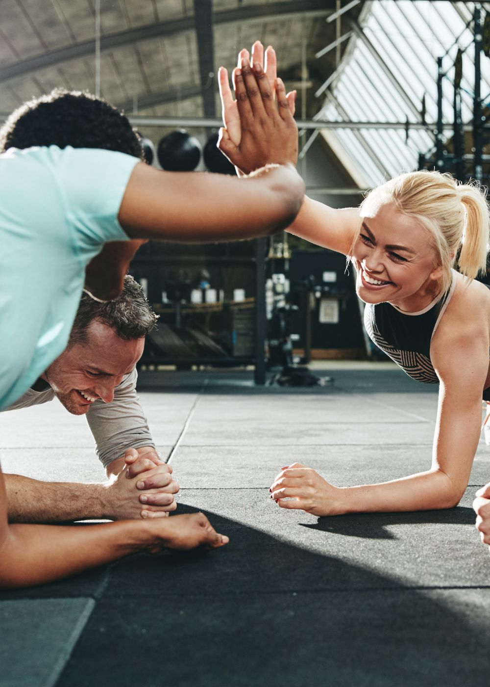 Sportler klatschen sich ab und lachen
