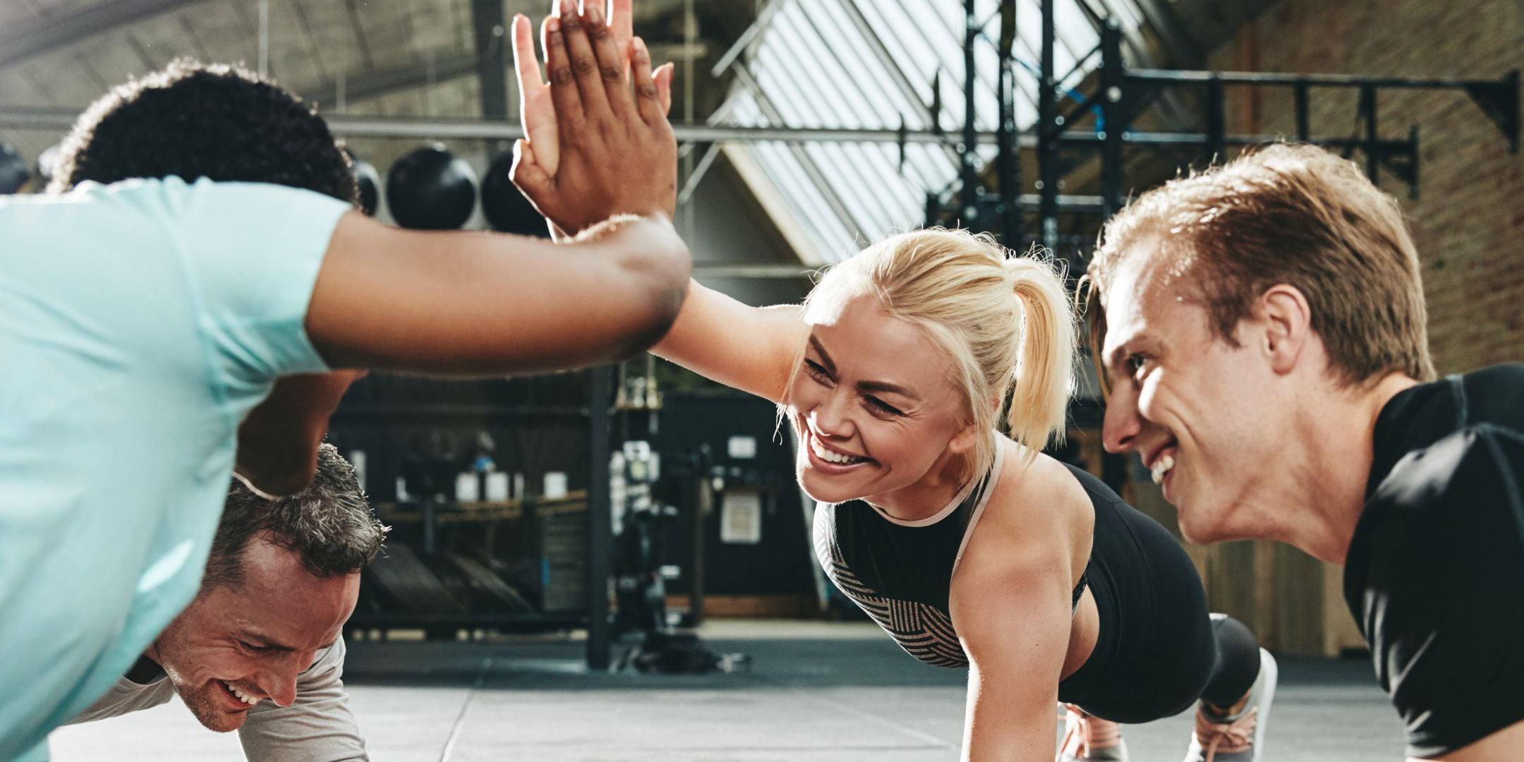Sportler klatschen sich ab und lachen